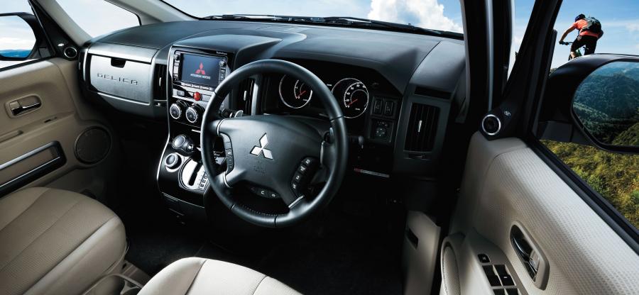 Интерьер Mitsubishi Delica D:5 2007 года  (фото 10 из 31)